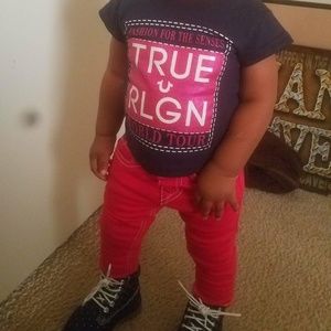 LIKE NEW TRUE RELIGION SKINNY JEANS SHORT SLEEVE